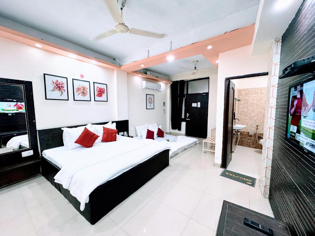 Wide view of Super Deluxe room with king bed, AC, TV, and en-suite washroom